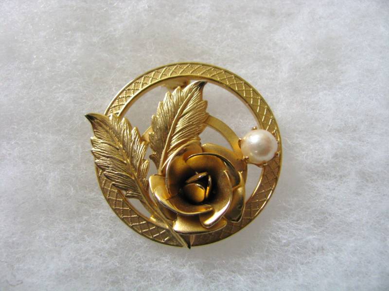 Goldfarbener Pin Mit Rosa Blütenblättern Und Kunstperle von PinMePins