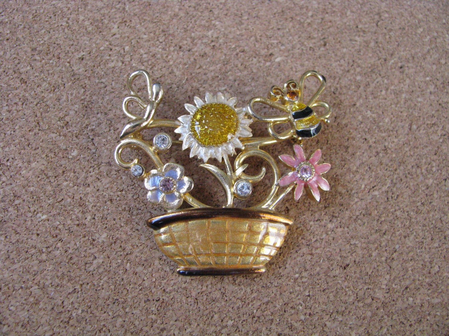 Hübsche Goldfarbene Kc-Vintage-Korb-Pin-Brosche Mit Blumen Und Strass-Akzenten von PinMePins