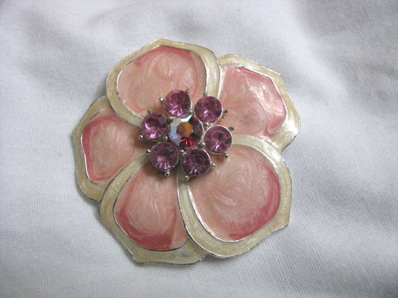 Hübsche Pfirsich Rosa Emaille Blumen Brosche Mit Strasssteinen von PinMePins