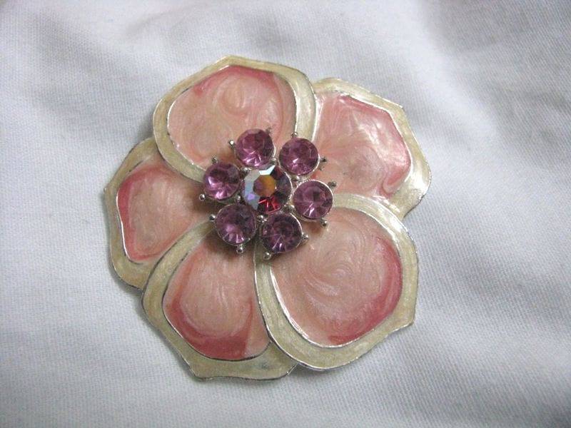 Hübsche Pfirsich Rosa Emaille Blumen Brosche Mit Strasssteinen von PinMePins