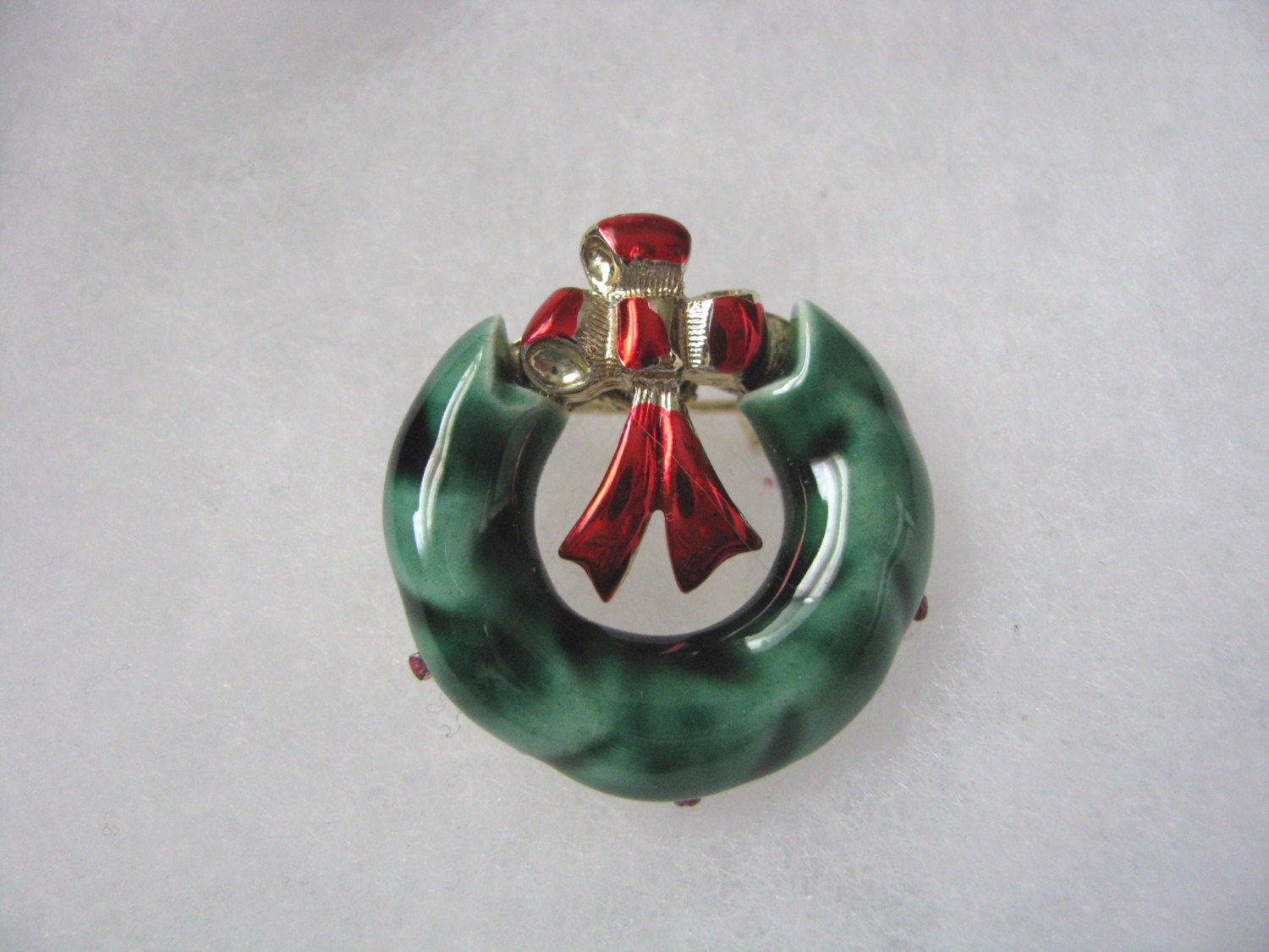 Jahrgang Beatrix Christmas Kranz Brosche Mit Rotem Band von PinMePins