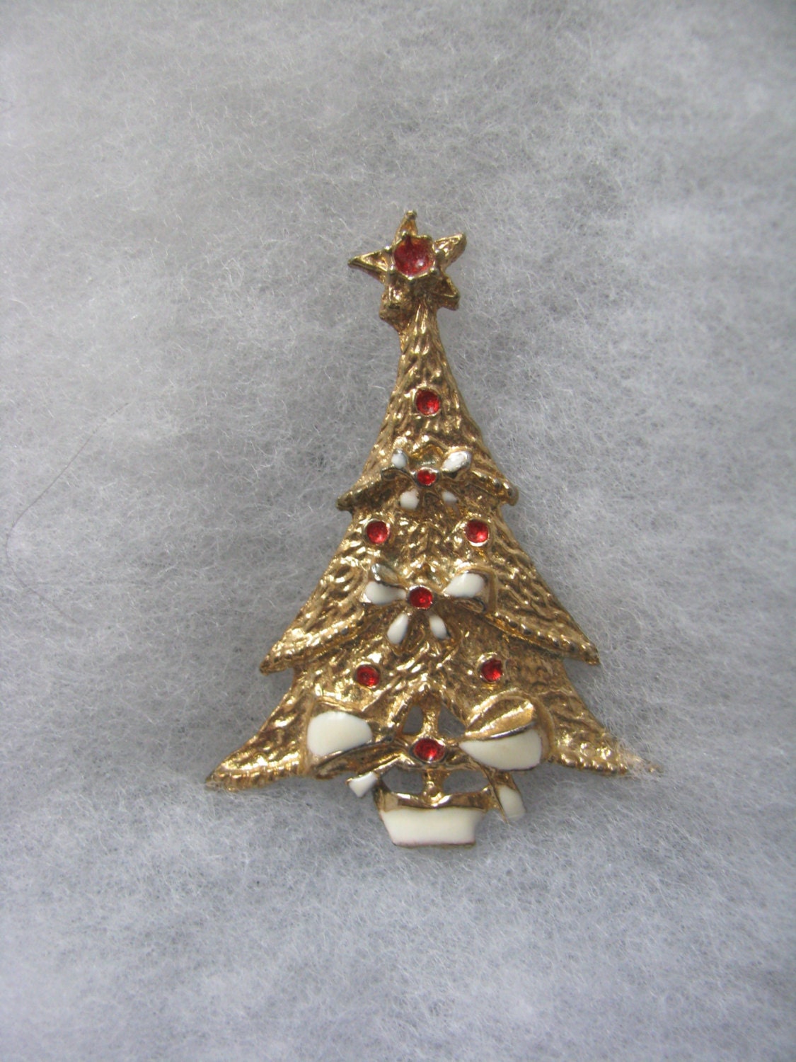 Liebe, Kleine, Goldfarbene Weihnachtsbaum-Brosche Mit Weiß-Roten Akzenten von PinMePins