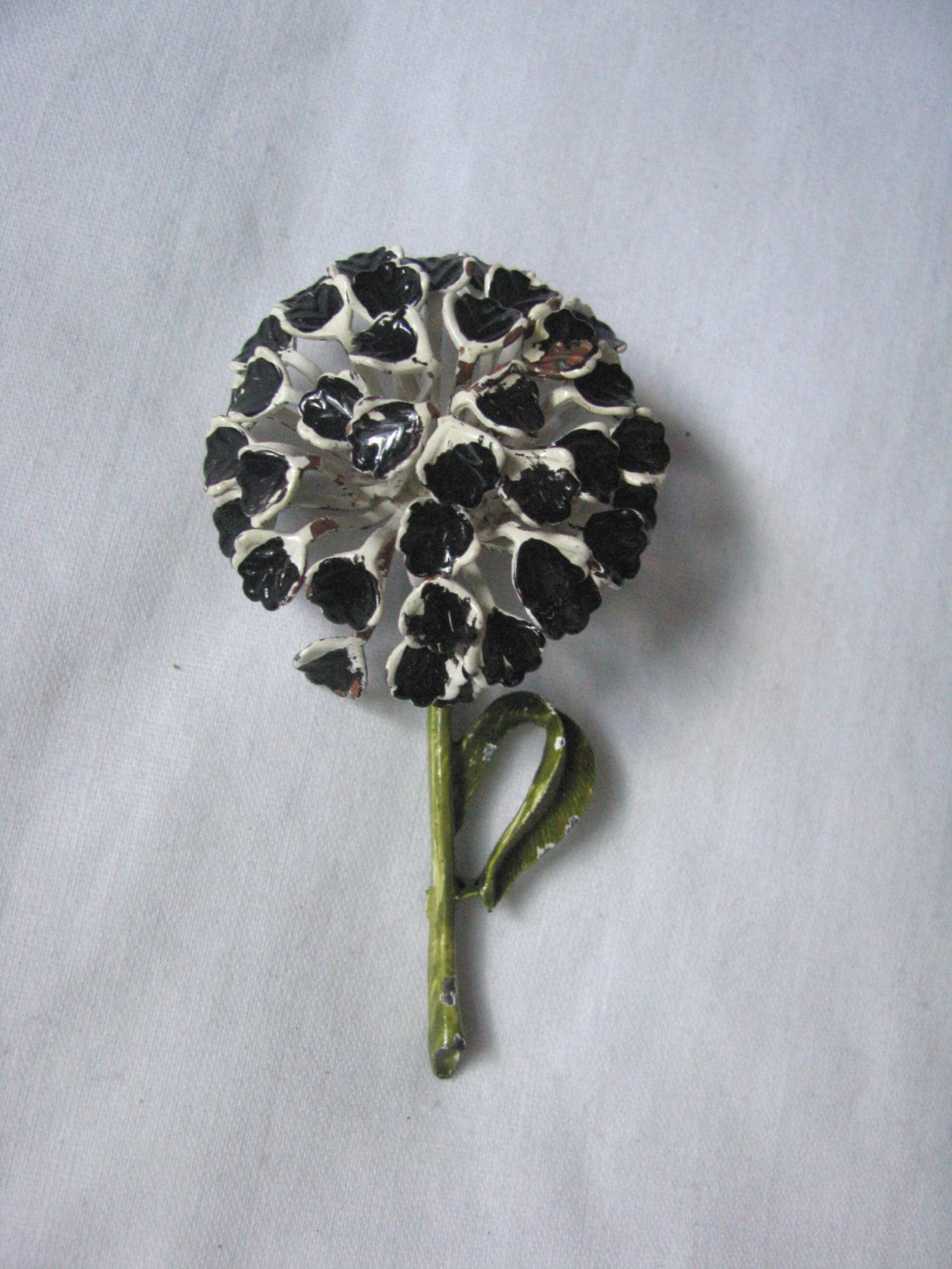 Nifty Vintage Schwarz Weiß Emaille Blumen Pin Brosche von PinMePins