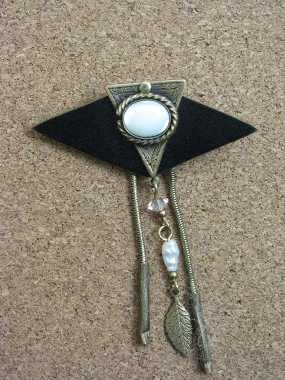 Schwarze & Geprägte Messing Brosche Mit Weißer Ovaler Mitte von PinMePins