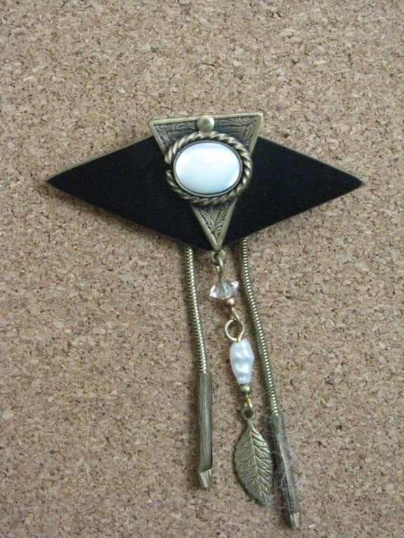 Schwarze & Geprägte Messing Brosche Mit Weißer Ovaler Mitte von PinMePins