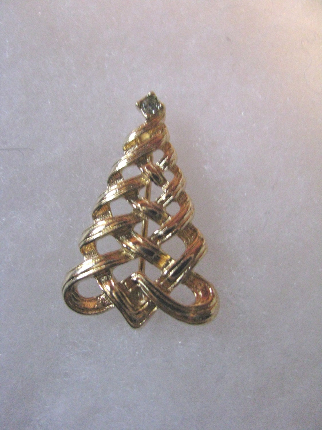 Vintage Avon Gewebt Gold Weihnachtsbaum Pin Brosche Mit Strass Oben von PinMePins