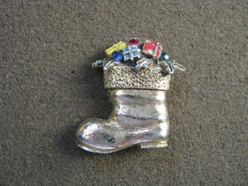 Vintage Goldton Nikolausstiefel Weihnachtsnadel Weihnachtsbrosche Mit Strassakzenten von PinMePins