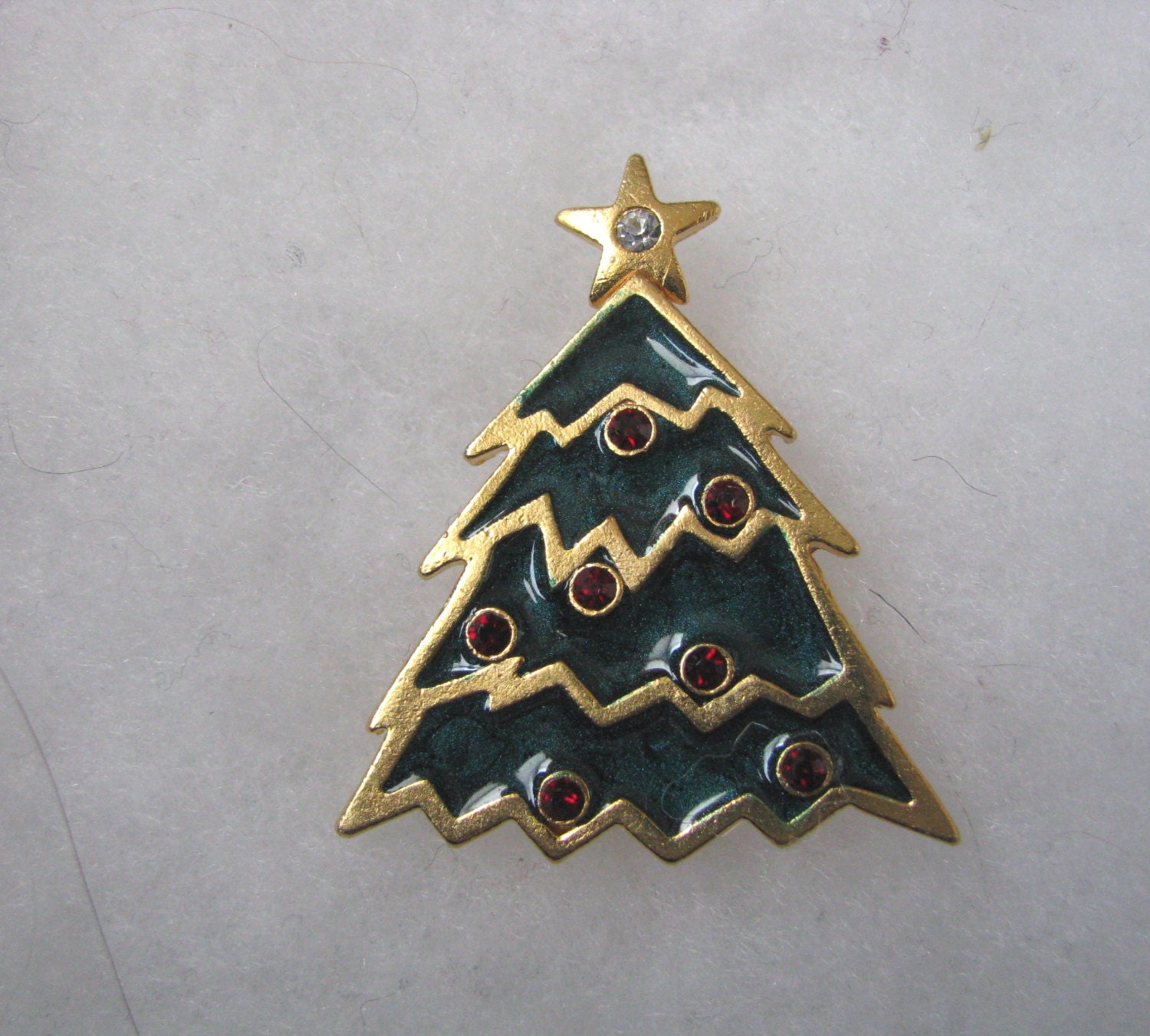 Vintage Modern Aussehende Emaille Weihnachtsbaum Brosche von PinMePins