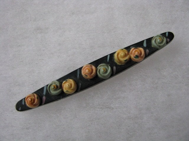 Vintage Schwarze Balkenförmige Brosche Mit Pastellfarbenen Blumen. Muss Repariert Werden Vintage Schwarze Balkenförmige Brosche Mit Pastellfarbenen Blumen. Muss Repariert Werden von PinMePins