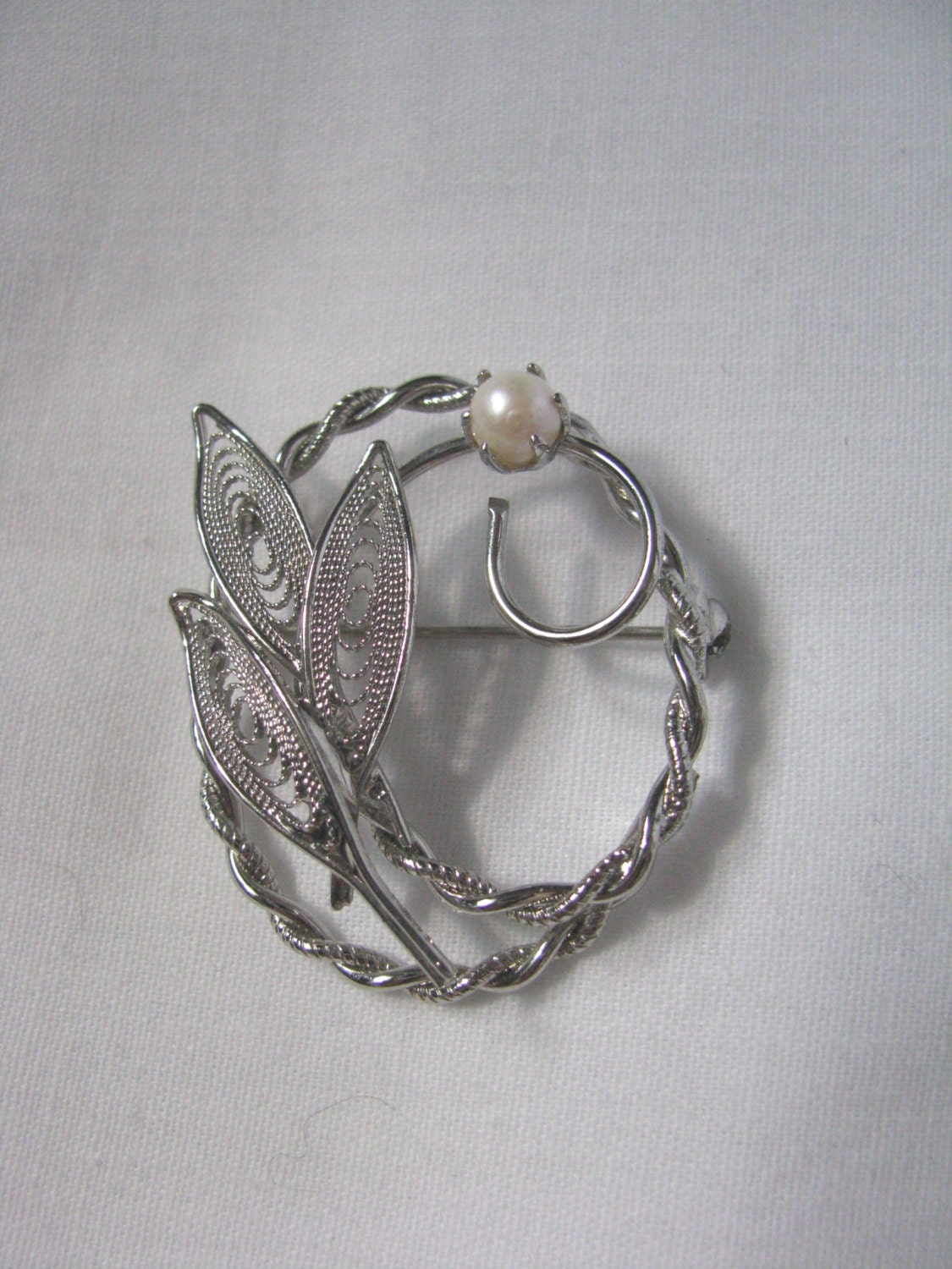 Vintage Silber Ton Oval Gedrehte Brosche Anstecknadel Mit Kunstperle Blume von PinMePins