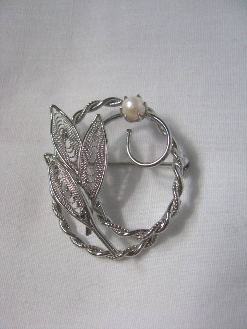 Vintage Silber Ton Oval Gedrehte Brosche Anstecknadel Mit Kunstperle Blume von PinMePins