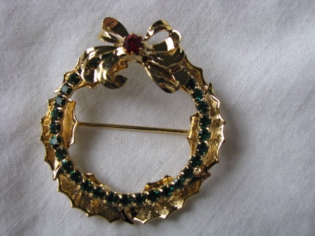 Vintage Weihnachtskranz Brosche Mit Rot Grün Farbigen Kristallen von PinMePins
