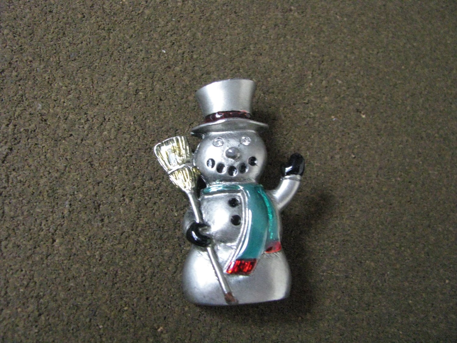 Vintage Zinn Ton Urlaub Schneemann Pin Brosche Mit Emaille Akzenten von PinMePins