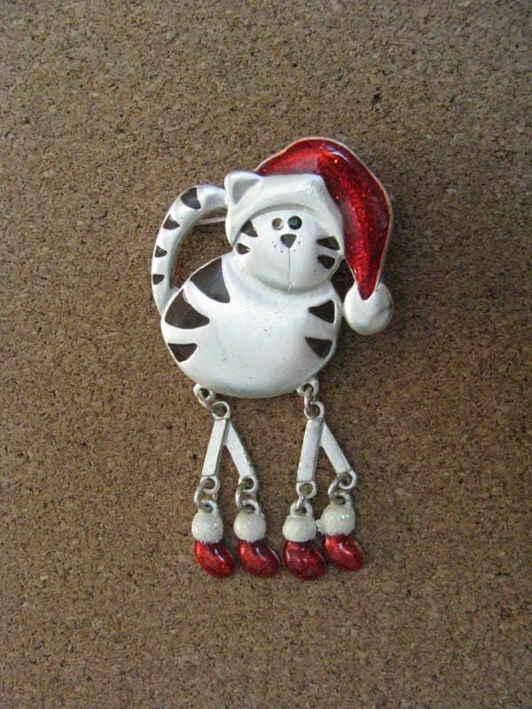 Zinnfarbene Katzenbrosche Mit Weihnachtsmütze Und Beweglichen Beinen von PinMePins