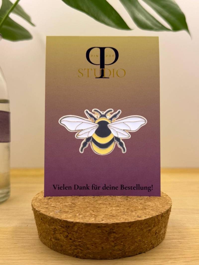 Hochwertiger Emaille-Pin - Little Bee Filigrane Biene Für Alle, Die Summend Durch's Leben Gehen Hochwertiger Emaille-Pin - Little Bee Filigrane Biene Für Alle, Die Summend Durch's Leben Gehen von PinPopStudio
