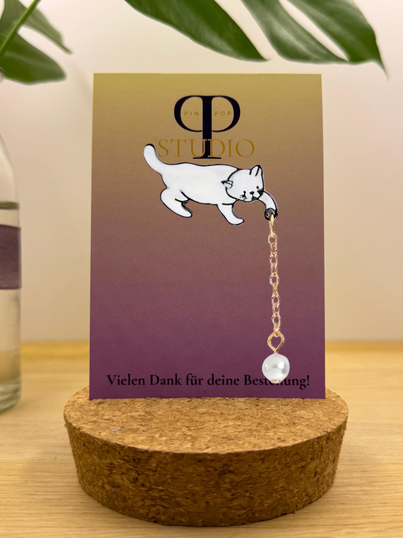 Hochwertiger Katzen-Pin Mit Baumelnder Perle - Verspielter Emaille-Pin Für Cat-Lovers von PinPopStudio