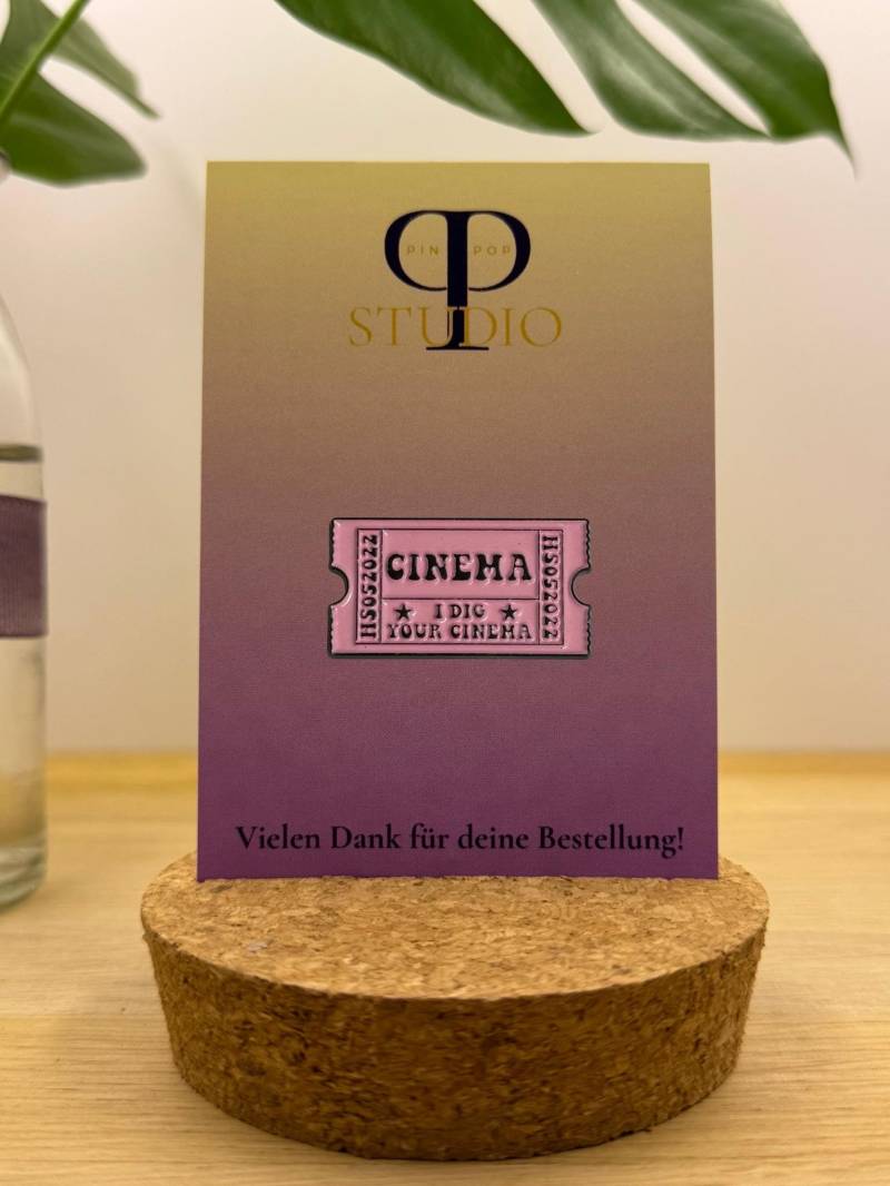 Harry Styles Inspirierter Pin - "Cinema" Ticket Rosa Kinoeintritt Im Retro-Stil Für Fans/Harries von PinPopStudio