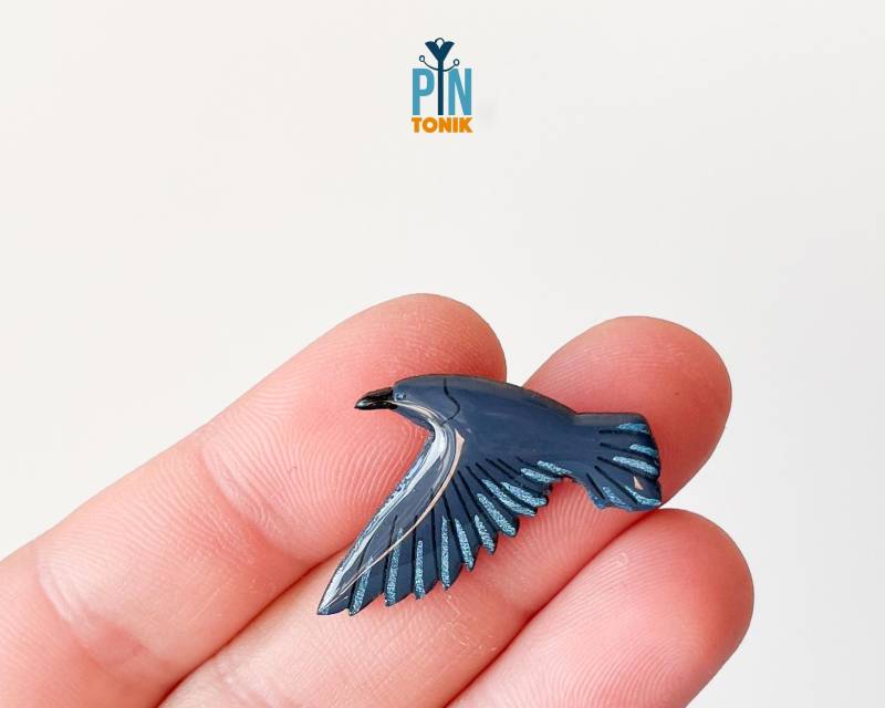 Flying Crow Pin - Schwarze Raben Brosche Aus Holz von PinTonik