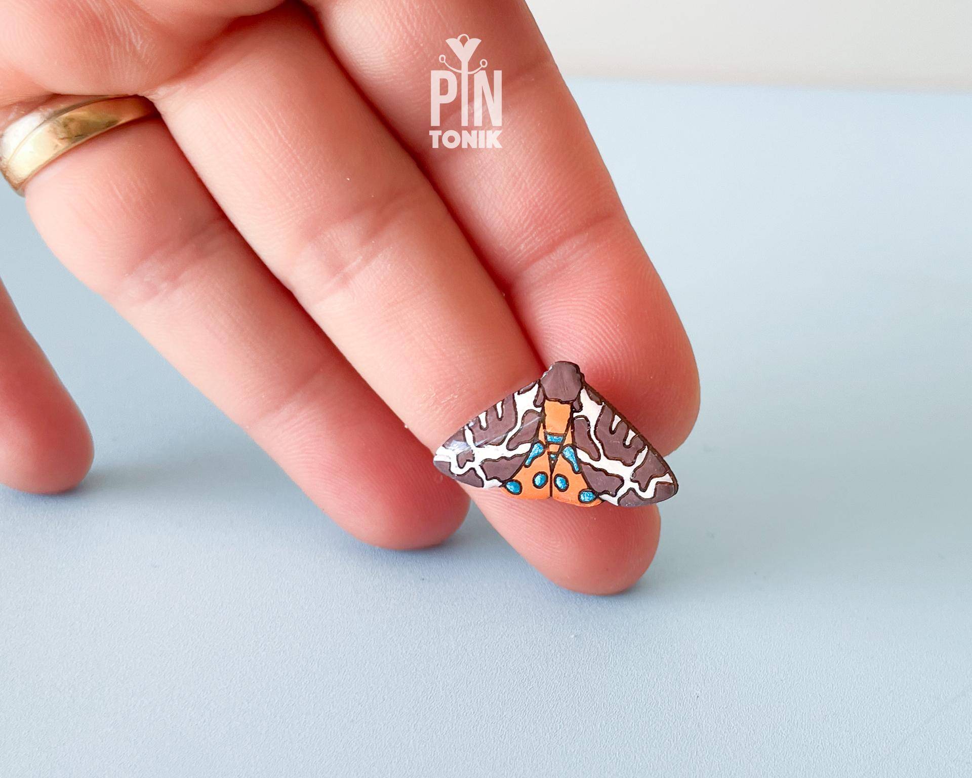 Garden Tiger Motte Anstecknadel - Holz Schmetterling Brosche von PinTonik