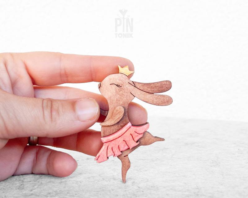 Hase Pin - Balletcore Kostüm Accessoire Osterhase Schmuck Tier Brosche von PinTonik