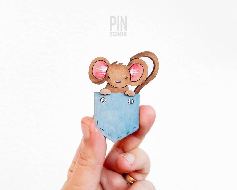 Hölzerne Maus Anstecknadel - Lustige in Der Tasche Umarmung Für Rucksäcke Lustiges Tier Geschenk von PinTonik