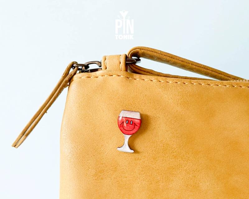 Kawaii Rotwein Pin - Lustige Holz Anstecknadel von PinTonik