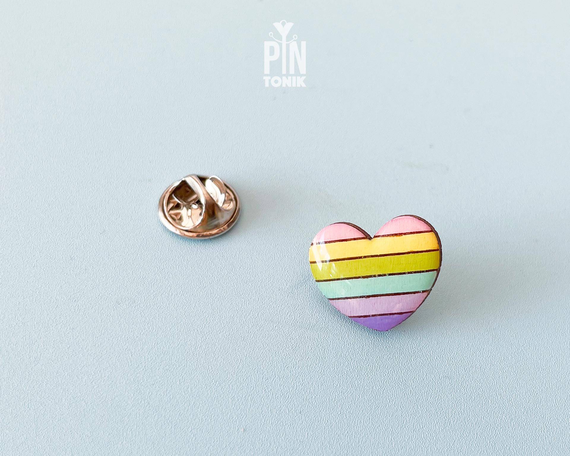 Pastell Regenbogen Herzen Pin - Kragen Brosche Valentinstag Holzabzeichen von PinTonik