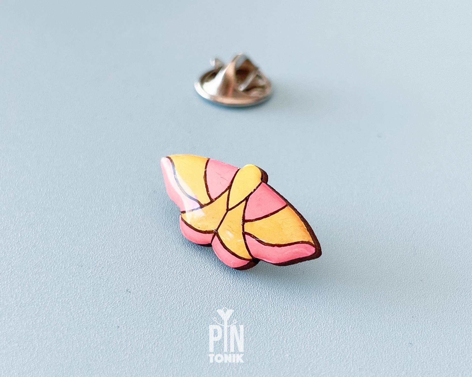 Rosy Maple Moth Pin - Insekt Brosche Rosy Maple Moth Pin - Insekt Brosche von PinTonik