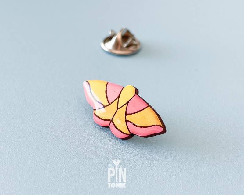 Rosy Maple Moth Pin - Insekt Brosche Rosy Maple Moth Pin - Insekt Brosche von PinTonik