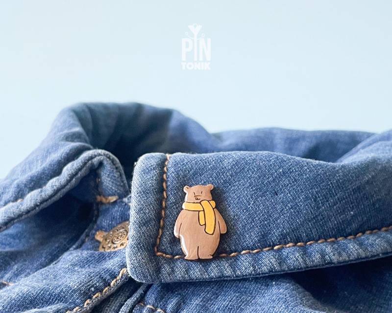 Süßer Braunbär Anstecker - Kleine Waldtier Brosche Für Jackenkragen Grizzlybär Anstecknadel Aus Holz von PinTonik