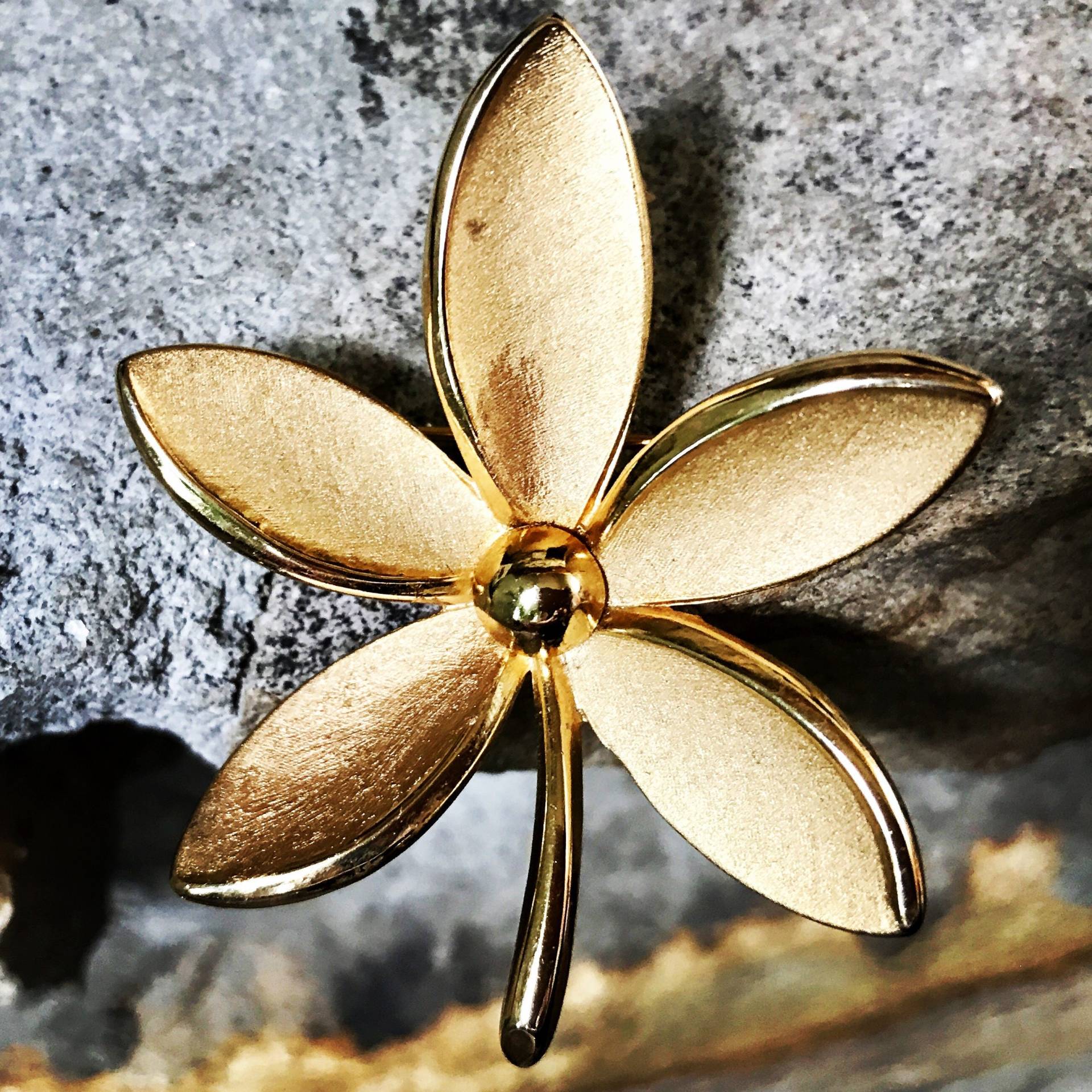 Krone Trifari Brosche, Vintage Brosche Blume Pin, Gold Blumenbrosche, Schmuck, Atomic Age, Age - Retro Mid Century Schmuck Krone Trifari Brosche, Vintage Brosche Blume Pin, Gold Blumenbrosche, Schmuck, Atomic Age, Age - Retro Mid Century Schmuck von PinUpGirlHair
