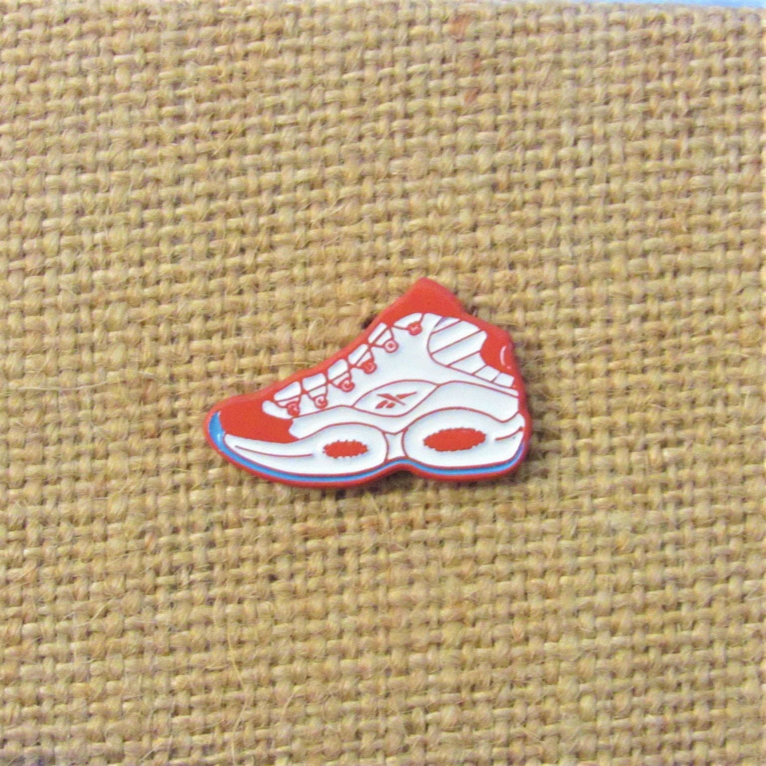 B-Grade Allen Ai Iverson Reebok Thefrage Enamel Anstecknadel von Pinadelphia