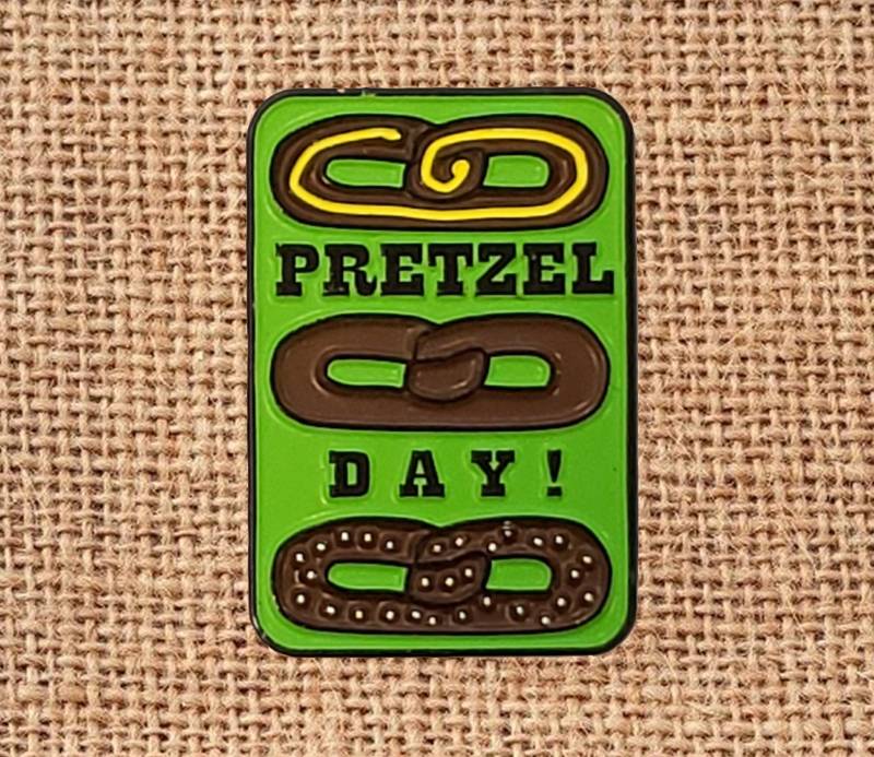 Philly Brezel-Tag Emaille Revers Rucksack Hut Pin von Pinadelphia