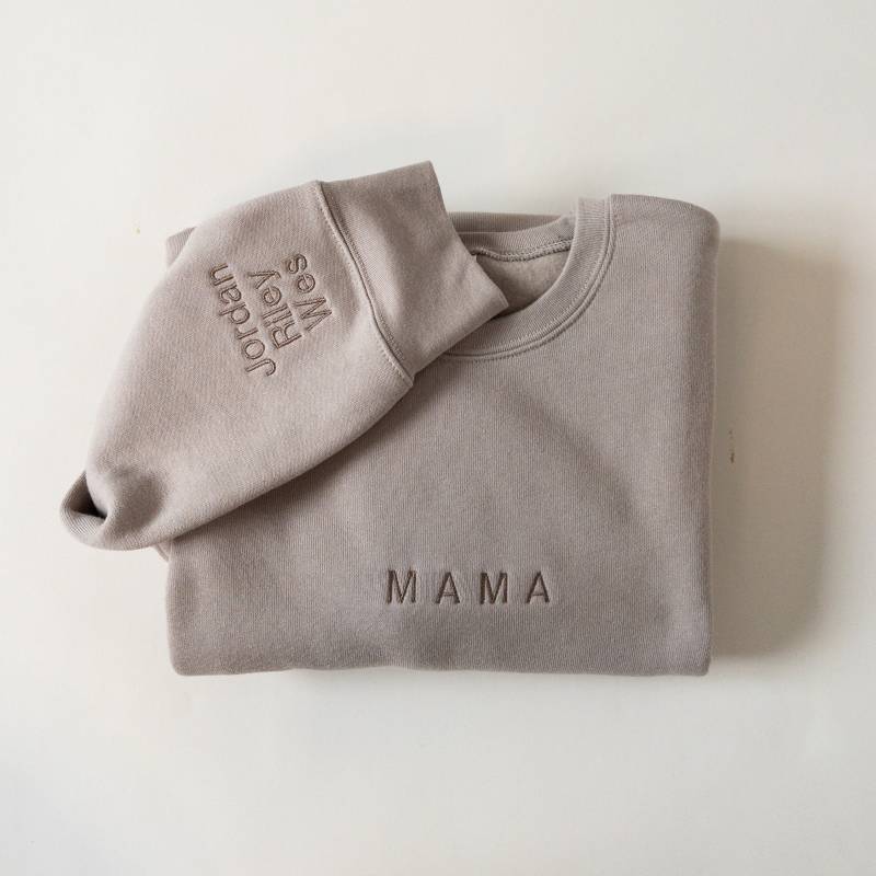 Mama, Papa, Onkel, Tante, Opa, Oma Neutrales Besticktes Sweatshirt - Erwachsene Unisex Plus Größen von PineKidsCo