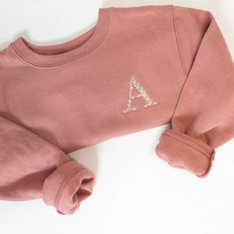 Mauve Floral Initial Gesticktes Kinder Sweatshirt - Personalisierter Name von PineKidsCo