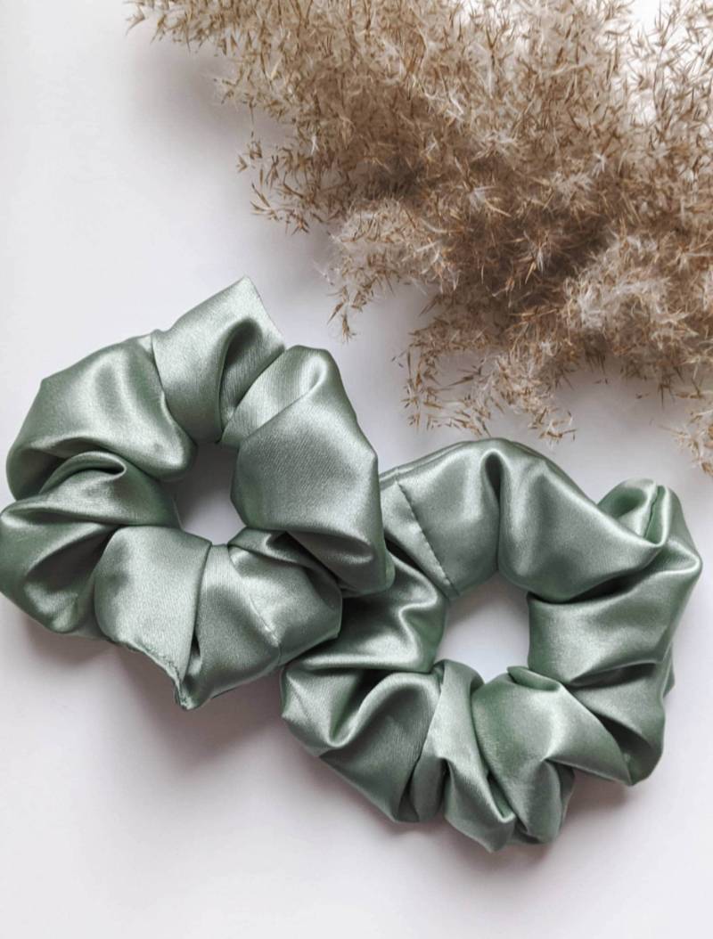 Sage Grünes Scrunchie Aus Maulbeerseide Haar Accessoire, Made in Canada von PineaultnoirHandmade