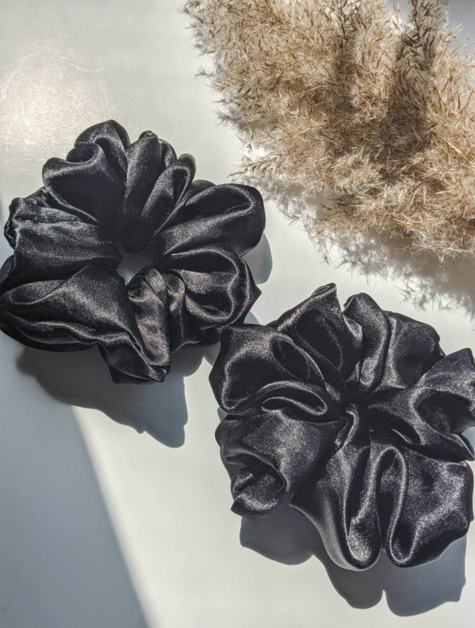 Schwarzes Satin Scrunchie Handgefertigter Haargummi von PineaultnoirHandmade