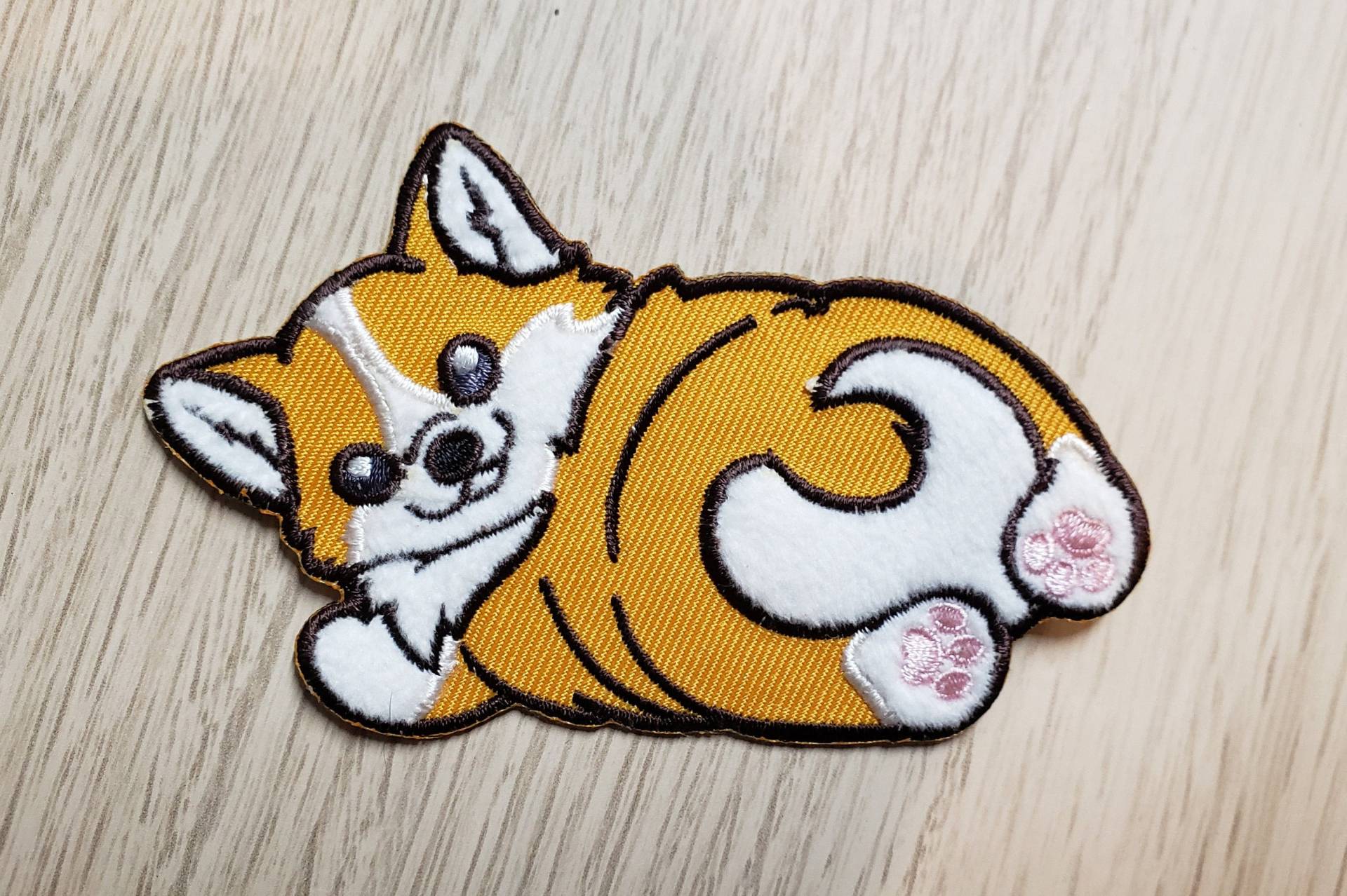 Corgis Sploot Aufnäher Corgis Sploot Aufnäher von PinfeathersStudio