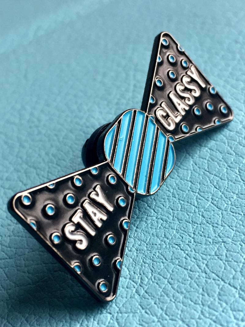 Bleib Edel Emaille Pin Bleib Edel Emaille Pin von Pinfiniti