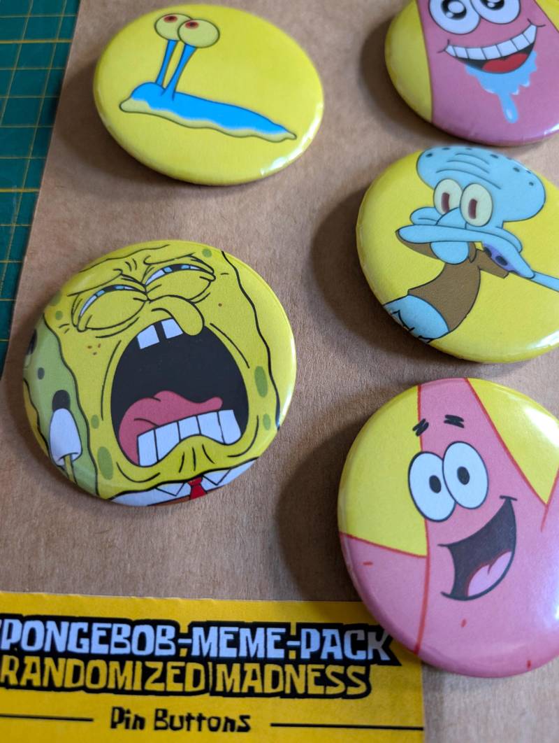 1+1 Choose & Collect Spongebob Pin Buttons, Pack Surprise Meme Fan Art, Diy Pins, Free Sticker, Cartoon Comic, 58mm Buttons von PinheadClub
