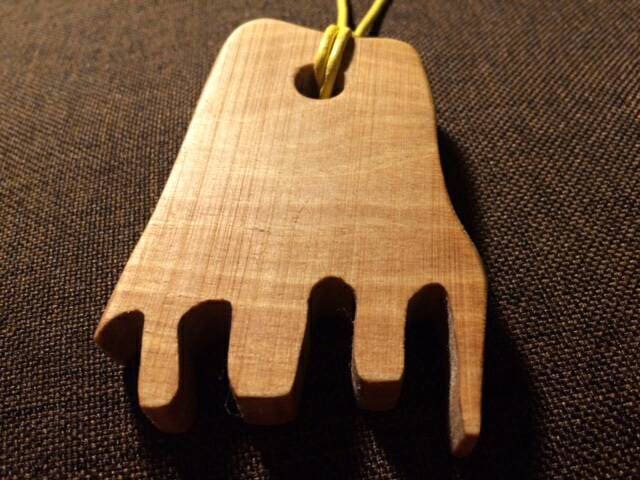 Anhänger, Verschieden, Handgefertigt, Verrückt, Holz, Nussbaumholz, Statement-Stück von PiniStudio