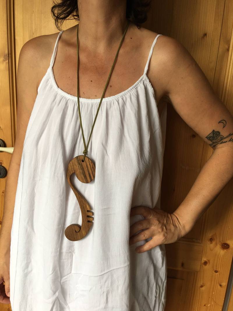 Nussbaum Anhänger Statement-Stück Groß, Holz, Verschieden, Schräg, Einzigartig, Natur, Statement-Stück, Ungewöhnlich, Verrückt, Recycelt Nussbaum Anhänger Statement-Stück Groß, Holz, Verschieden, Schräg, Einzigartig, Natur, Statement-Stück, Ungewöhnlich, Verrückt, Recycelt von PiniStudio