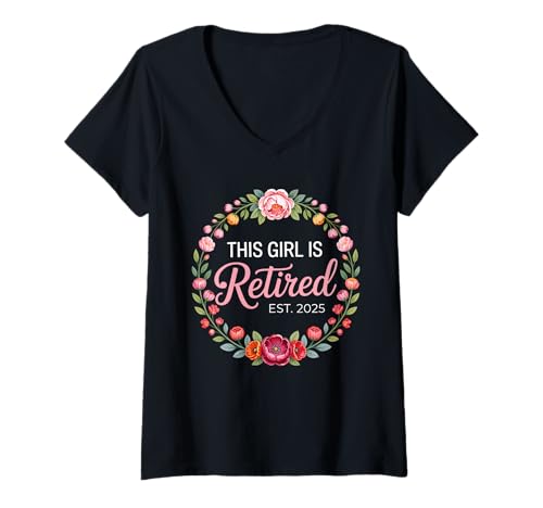 Damen This Girl is Retired EST 2025 Blumenkranz Frauen Ruhestand T-Shirt mit V-Ausschnitt Damen This Girl is Retired EST 2025 Blumenkranz Frauen Ruhestand T-Shirt mit V-Ausschnitt von Pink Script Retired 2025 Florale Feier Frauen