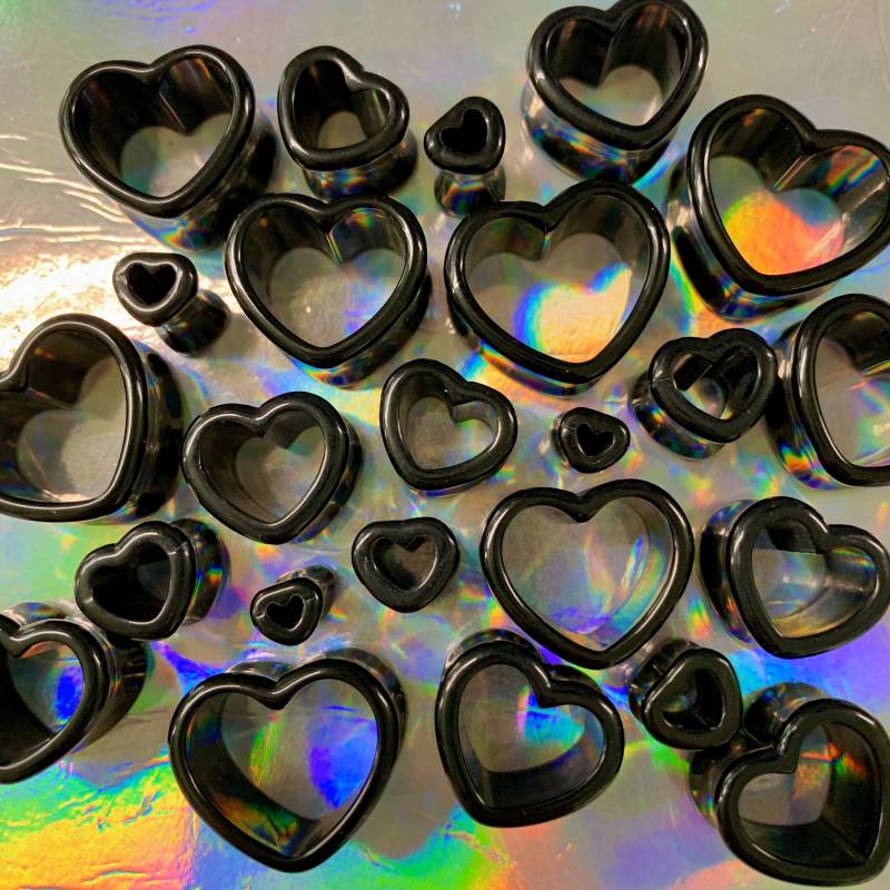Bis Zu 2 "Nacht Liebe Schwarze Herz Ohr Plugs Gauges Tunnels Hohle Herzen Cute6G 4G 2G 0G 00G 1/2"9/16"5/8"11/16"3/4"7/8"1"50 Mm Bis Zu 2 "Nacht Liebe Schwarze Herz Ohr Plugs Gauges Tunnels Hohle Herzen Cute6G 4G 2G 0G 00G 1/2"9/16"5/8"11/16"3/4"7/8"1"50 Mm von PinkALIENbabe