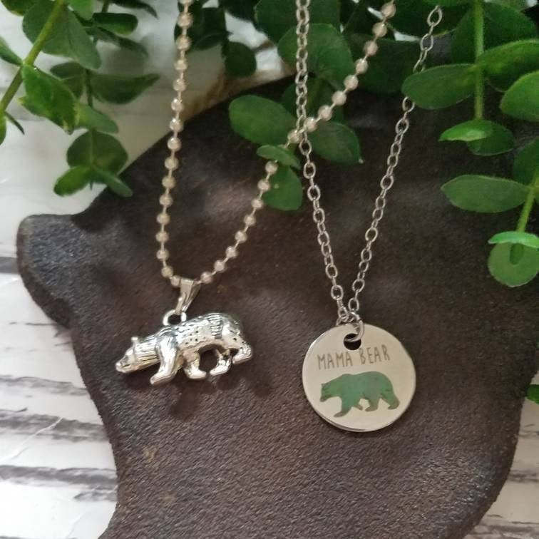 Mama Bär Halskette Edelstahl Anhänger Charme Tier Muttertagsgeschenk Baby-Dusche Personalisieren Benutzerdefinierte Anfangsbuchstaben Swarovski von PinkAntlerSparkle
