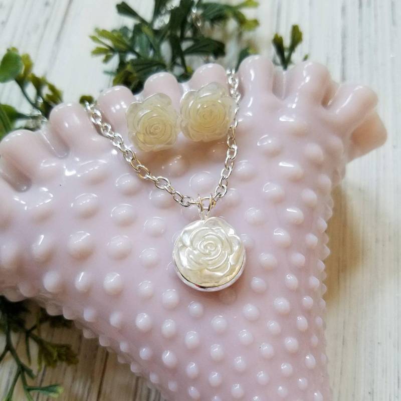 Perle Blume Anhänger Halskette Geschenk Für Tochter Blumenmädchen Hochzeit Schmuck Ohrring Set Floral Ohrstecker Silber Kette Taufe von PinkAntlerSparkle