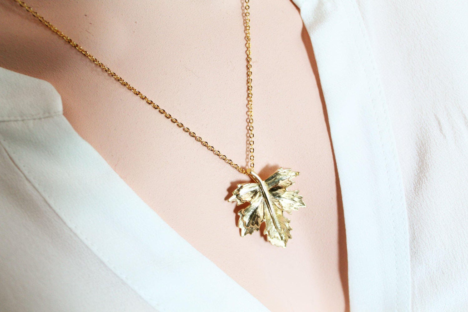 Blatt Halskette, Große Charme, Ein Stück Anhänger, Eichenblatt-Halskette, Brautjungferngeschenk von PinkChemistry