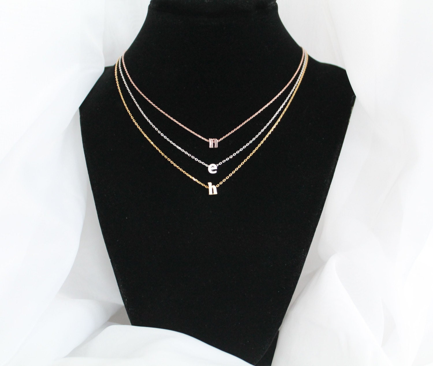 Buchstabenhalskette, Schwimmende Initialen, Zweifarbig, Dreifarbig, Personalisierung, Hochzeitsgeschenk, Hochzeit von PinkChemistry