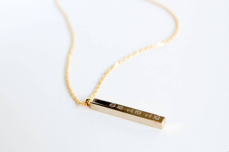 Erschwerte 4 Sided Cube Bar Halskette, Custom Graving, Bulk Orders, Personalisierte Hochzeitsgeschenke von PinkChemistry