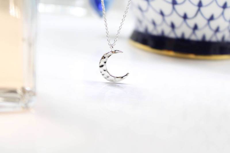 Gehämmert Halbmond Halskette, Abnehmender Mond, Skinny Crescent Moon Gold Mond Silber von PinkChemistry